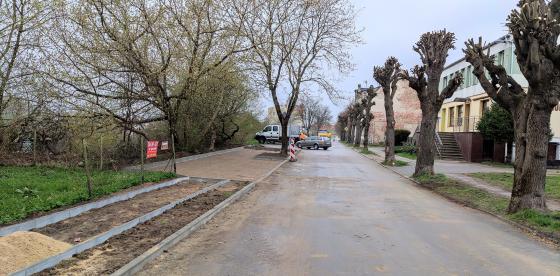 Nowy chodnik i parkingi w budowie