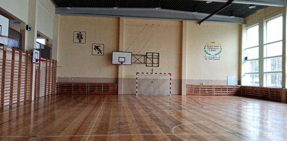 Parkiet hali gimnastycznej przy szkole w Redle od dawna domaga się odnowienia