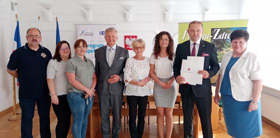 Połczyńscy społecznicy po podpisaniu umowy