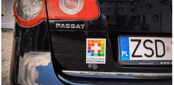 Na zdjęciu poglądowa wielkość naklejki na aucie