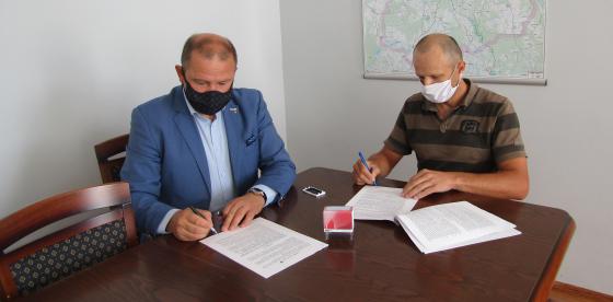 Podpisanie umowy z wykonawcą drogi w Redle