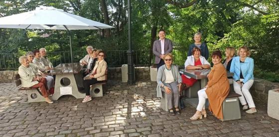 „Ławeczka dla Seniora” na zamkowym dziedzińcu