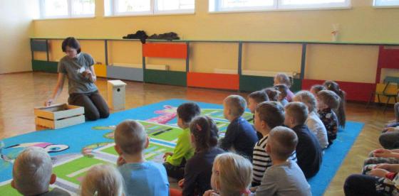 Spotkanie w Przedszkolu Samorządowym nr 2 „Pod Jarzębinką” w Połczynie – Zdroju z Panią Natalią Barszczewską z Nadleśnictwa Połczyn