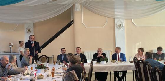 Burmistrz Sebastian Witek składa życzenia podczas Wigilii w 2019 roku