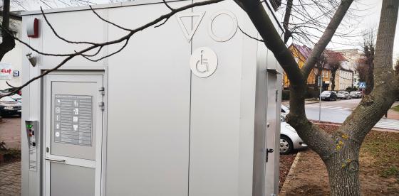 Nowoczesna toaleta publiczna stanęła w okolicy sklepu wielkopowierzchniowego