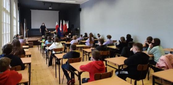 MOJA PIERWSZA EDUKACJA PRAWNA - POLICYJNA LEKCJA O PRAWACH, OBOWIĄZKACH I ODPOWIEDZIALNOŚCI KARNEJ