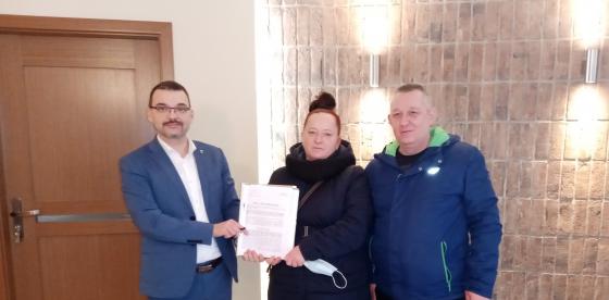 Anna i Roman Chudzik po podpisaniu aktu notarialnego z Sekretarzem Gminy