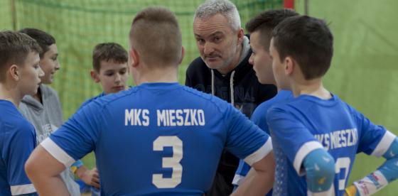Trener z siatkarzami MKS Mieszko Połczyn-Zdrój
