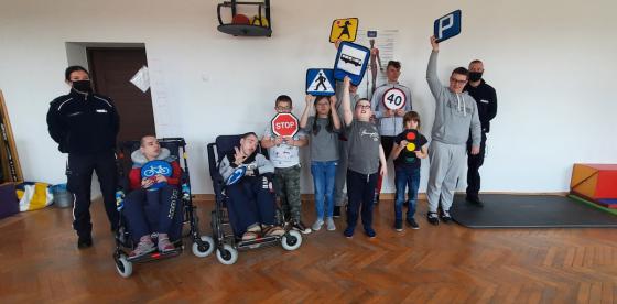 POLICJANCI Z WIZYTĄ W OŚRODKU REHABILITACYJNO - WYCHOWAWCZYM W TOPORZYKU