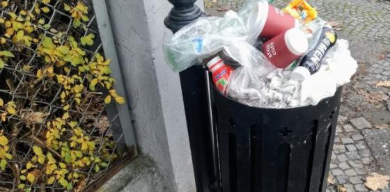 Problem z podrzucaniem śmieci do koszy miejskich