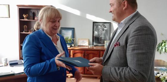 Nowa Pani Dyrektor odbiera nominację od Burmistrza