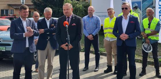 Burmistrz Sebastian Witek na przekazaniu drogi