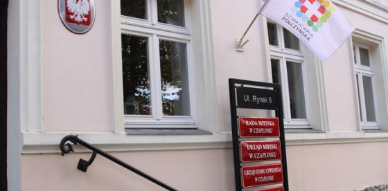 Chorągiew Szwajcarii Połczyńskiej na Urzędzie Miejskim w Czaplinku