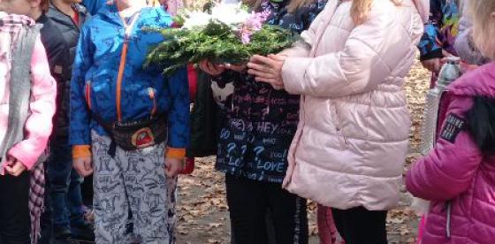 Uczczenie zmarłych podczas wizyty na cmentarzu