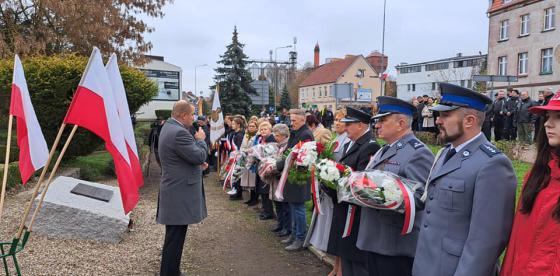 Złożenie wieńców pod "Pomnikiem 100-lecia odzyskania niepodległości 1918-2018" przy skwerze na ulicy Warszawskiej
