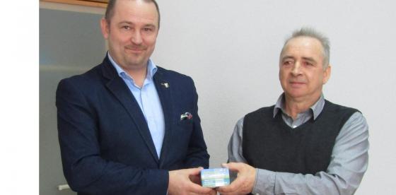 1 Burmistrz Sebastian Witek przekazuje materiały promocyjne Sołtysowi Zajączkowa