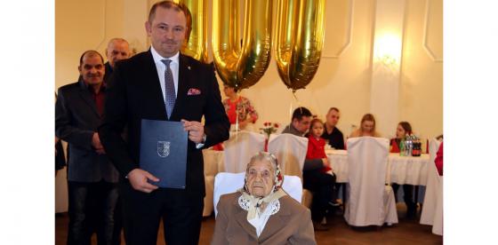 Burmistrz Sebastian Witek składa życzenia Janinie Pawłowskiej