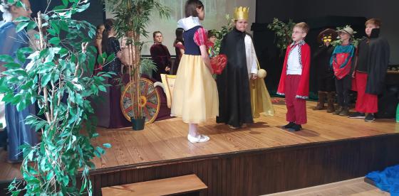 Przedstawienie pt Kot w butach w wykonaniu uczniów klasy czwartej SP1