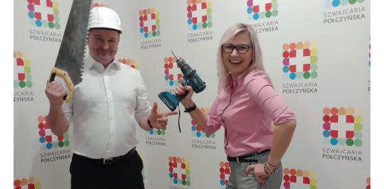 Wicemarszałek Województwa Zachodniopomorskiego Anna Bańkowska i Burmistrz Połczyna-Zdroju Sebastian Witek majstrują przy Marce Szwajcaria Połczyńska