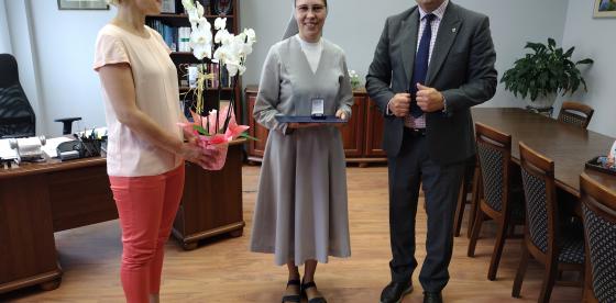 Burmistrz Połczyna-Zdroju Sebastian Witek, Z-ca Burmistrza Emilia Mazur wręczają upominki Siostrze Marioli Oleszczyk