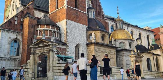 Wklejka z logo Szwajcarii Połczyńskiej na rynku w Krakowie