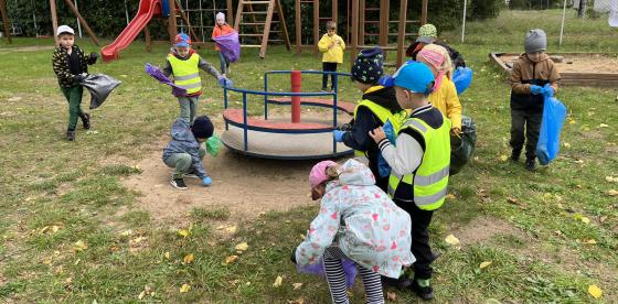 Sprzątanie wiejskiego  placu zabaw