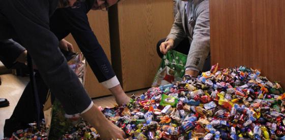 Szykowanie prezentów na Mikołajki w Wydziale Edukacji