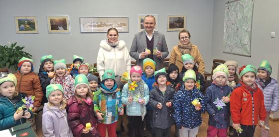 Przedszkolaki w gabinecie Burmistrza