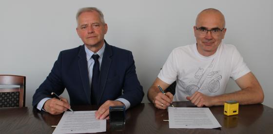 Podpisanie umowy przez Burmistrza Połczyna-Zdroju Józefa Nizioła z firmą J.C. INWEST Spółka z o.o.