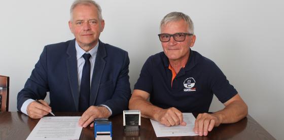 Podpisanie umowy przez Burmistrza Połczyna-Zdroju Józefa Nizioła z firmą Usługi Transportowo-Handlowe Paweł Pabin
