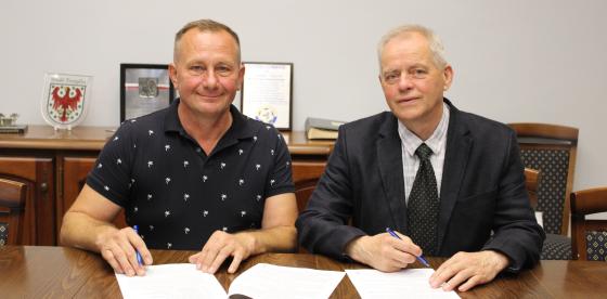 Podpisanie umowy na remont nawierzchni chodników w Gminie Połczyn-Zdrój