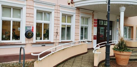 Instalacja zestawu AED na zewnątrz budynku Urzędu Miejskiego