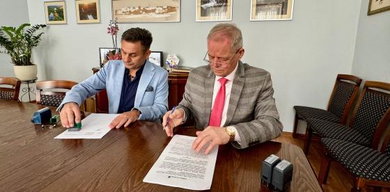 Podpisanie umowy na remonty dróg