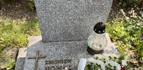 Złożenie kwiatów na grobie Zbigniewa Nowaka