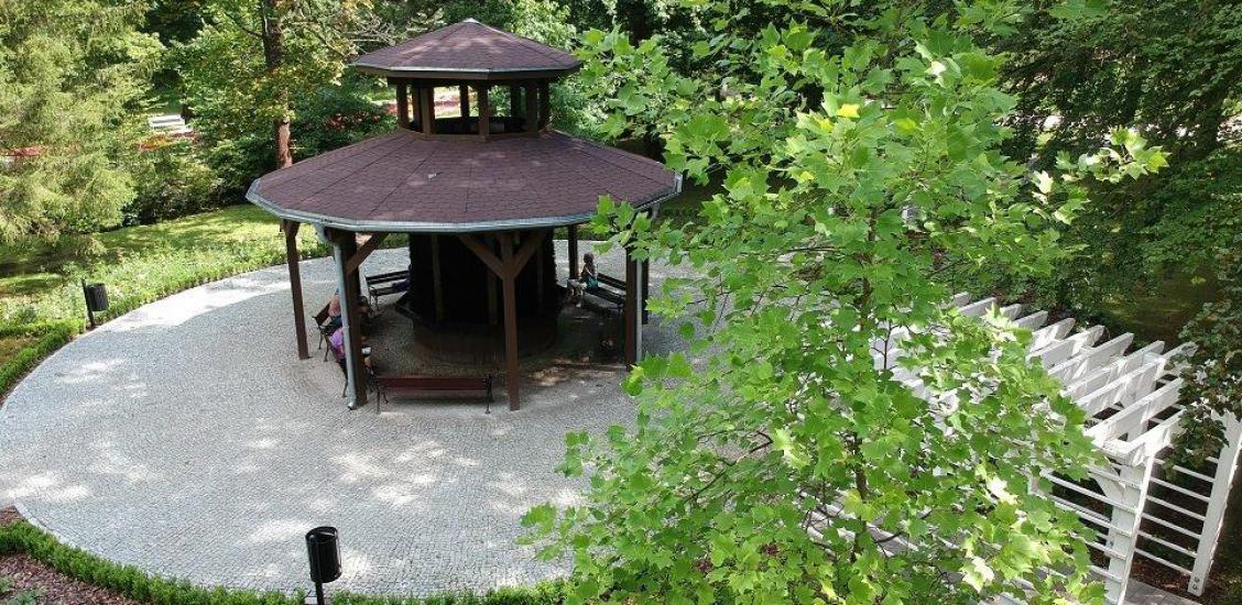 Widok na pobliską tężnie w Parku Zdrojowym