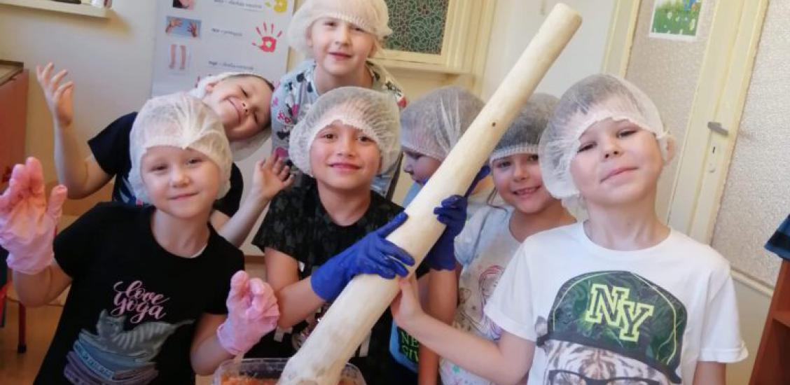 Dzieci z grupy Motylki na zakończenie kiszenia zrobiły sobie zdjęcie