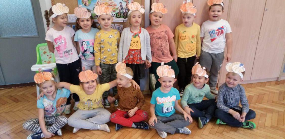 Dzieci z grupy Pszczółki zrobiły także opaski na głowę