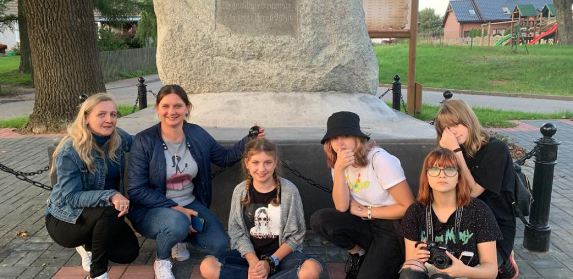 Uczestnicy projektu pod głazem narzutowym w Piaskach