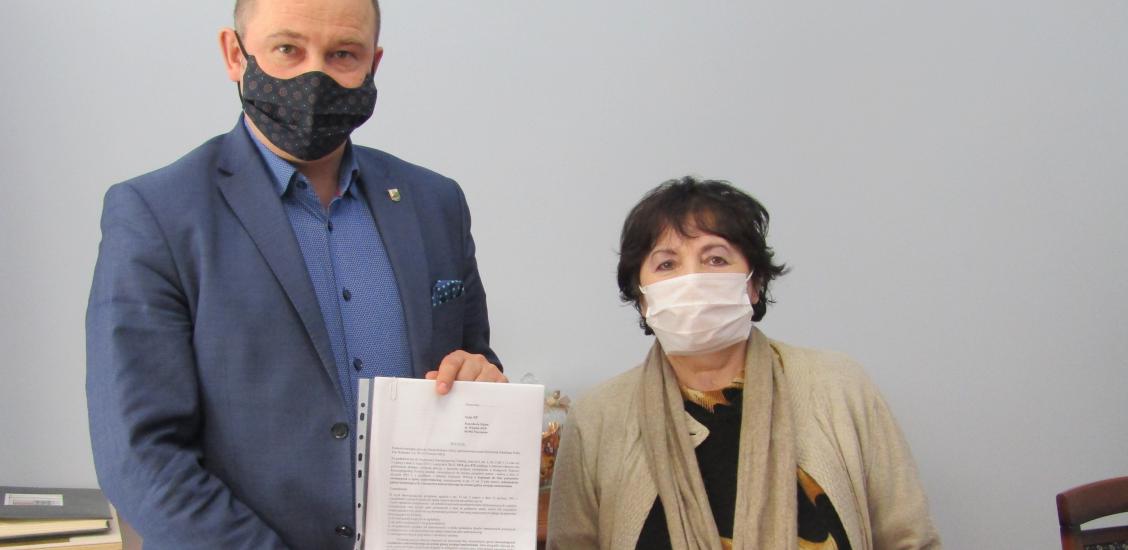 Burmistrz Sebastian Witek prezentuje treść petycji wspólnie z Panią Marią Gruszczyńską