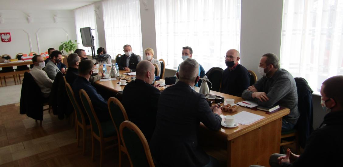 Burmistrz Połczyna- Zdroju Sebastian Witek podczas narady w sprawie drogi 163