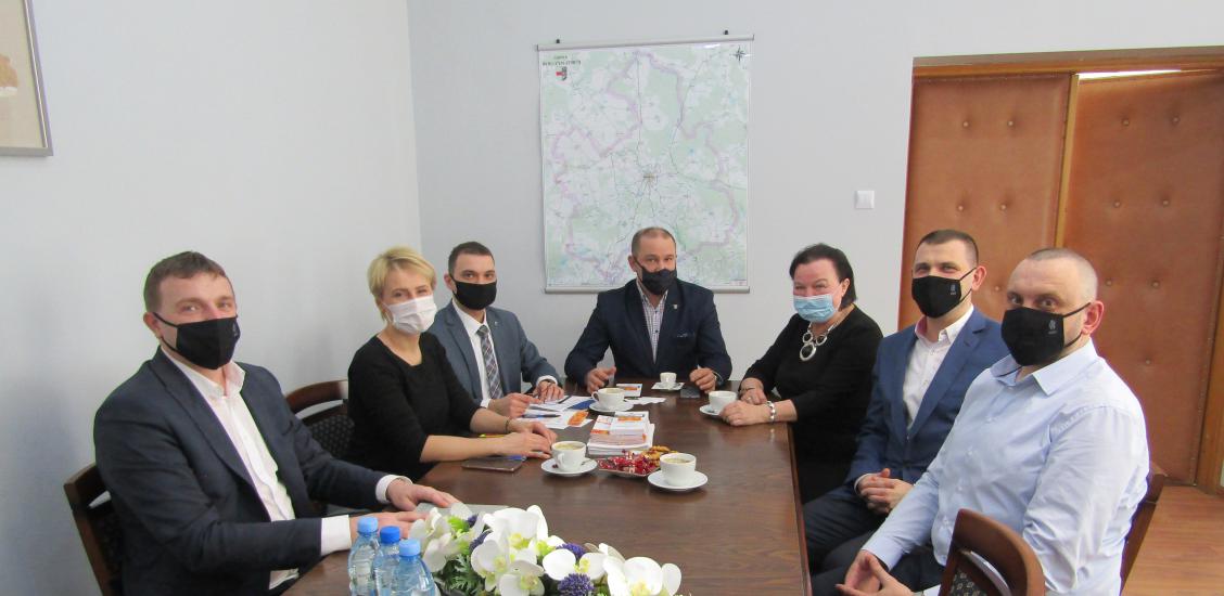 Uczestnicy spotkanie w gabinecie Burmistrza Sebastiana Witka