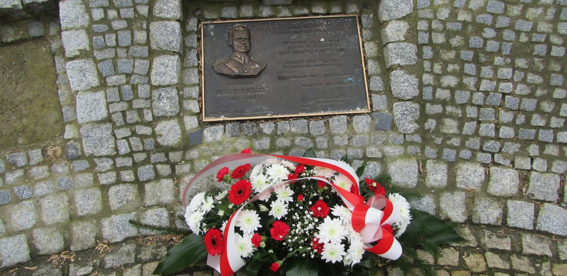 Kwiaty pod pomnikiem