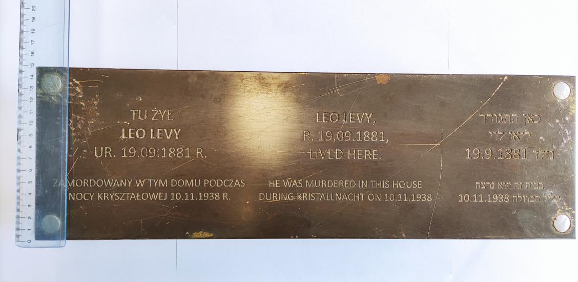 Tabliczka upamiętniająca Leo Leviego