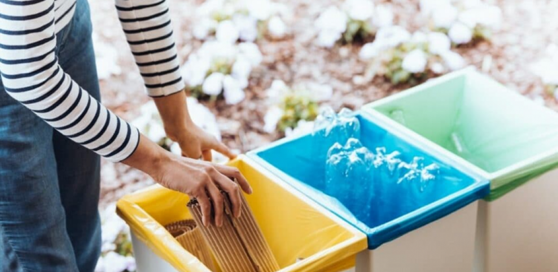 Zdjęcie ilustruje, jak nie należy segregować odpadów.
