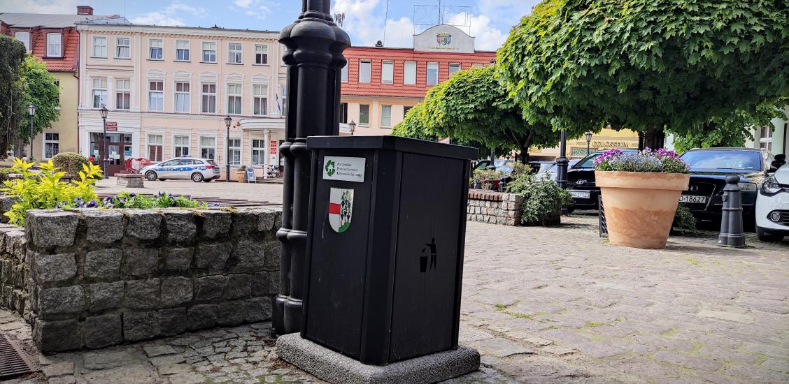 Kosz publiczny przy połczyńskiej starówce