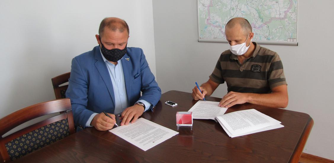 Podpisanie umowy z wykonawcą drogi w Redle