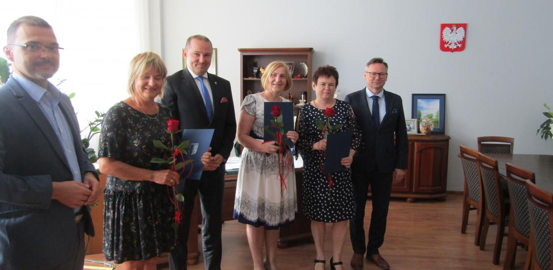 Tuż po nominacji Burmistrz złożył gratulacje dla Dyrektorów