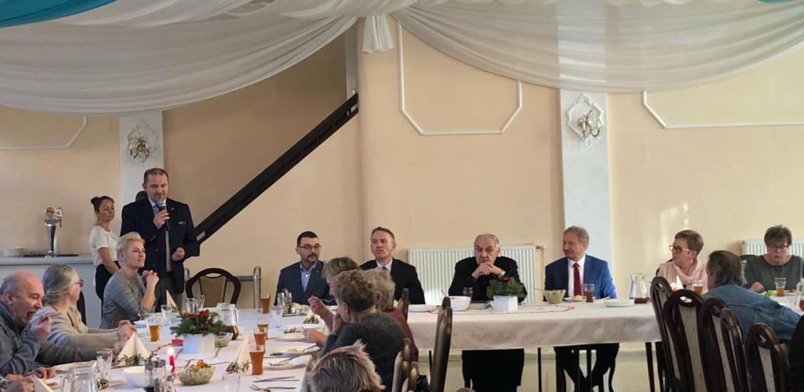 Burmistrz Sebastian Witek składa życzenia podczas Wigilii w 2019 roku