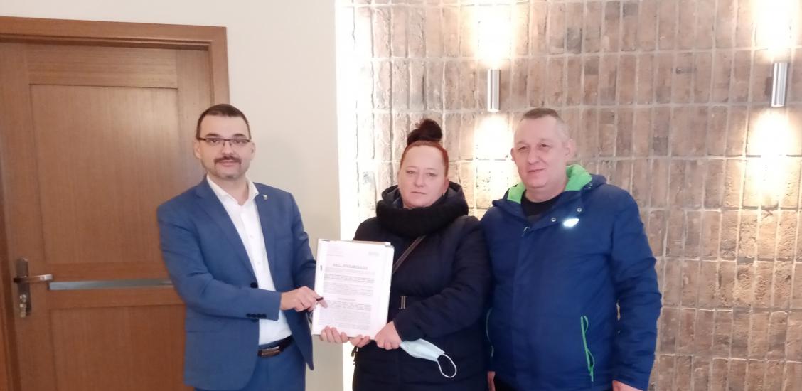 Anna i Roman Chudzik po podpisaniu aktu notarialnego z Sekretarzem Gminy