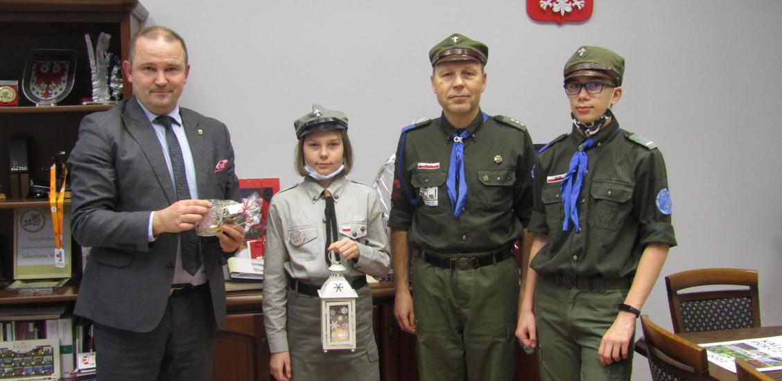 Harcerze z Betlejemskim Światłem Pokoju odwiedzili Burmistrza Połczyna-Zdroju